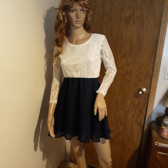 NWOT!! White Lace & Navy Blue Mini Dress Sz Small - Picture 2 of 7